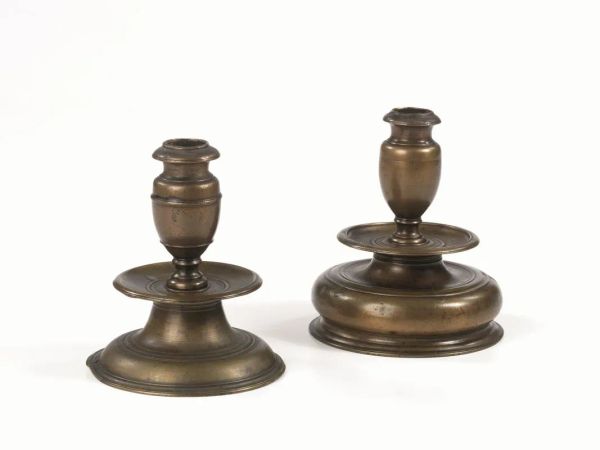 Due portaceri, sec. XVII, in bronzo patinato, modellati a vaso su base circolare, simili fra loro, alt cm 15, danni (2)