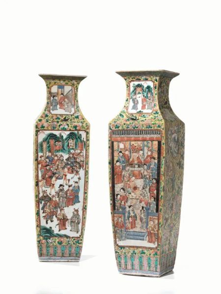 Due vasi Cina sec. XIX-XX, dalla forma squadrata, in porcellana policroma a fondo giallo decorati con motivi floreali e personaggi di corte entro riserve, alt. cm 60, felature e restauri