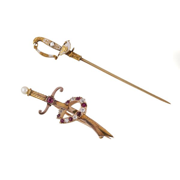 



TWO SWORD-SHAPED PINS IN GOLD