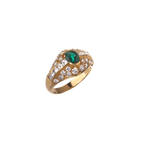 



EMERALD AND DIAMOND RING IN 18KT YELLOW GOLD