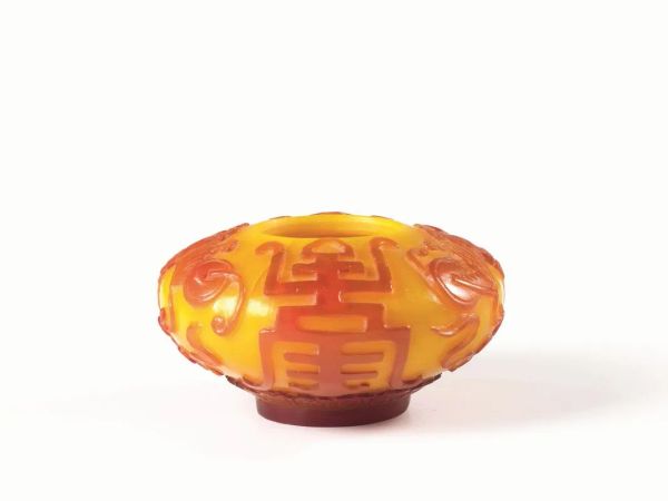 Lava pennelli, Cina inizi sec. XX, in vetro incamiciato, giallo e arancione e decorato a rilievo con pipistrelli e simboli di buon auspicio, cm 9.5
