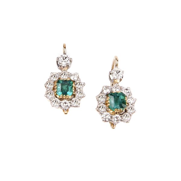 



EMERALD AND DIAMOND FLORAL EARRINGS IN 18KT TWO TONE GOLD