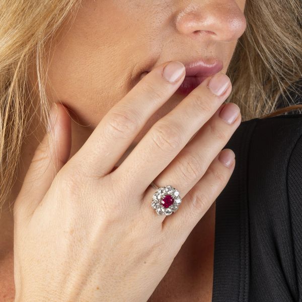 ANELLO A MARGHERITA CON RUBINO BIRMANO E DIAMANTI
