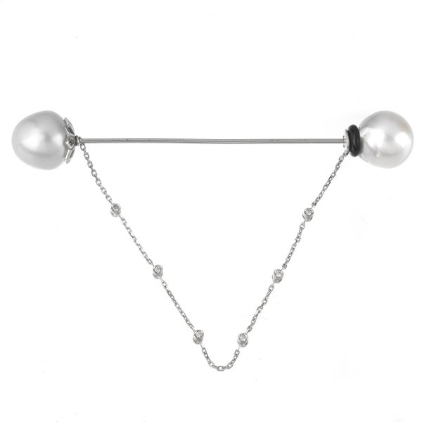 SOUTH SEA PEARL AND DIAMOND BROOCH IN 18KT WHITE GOLD
