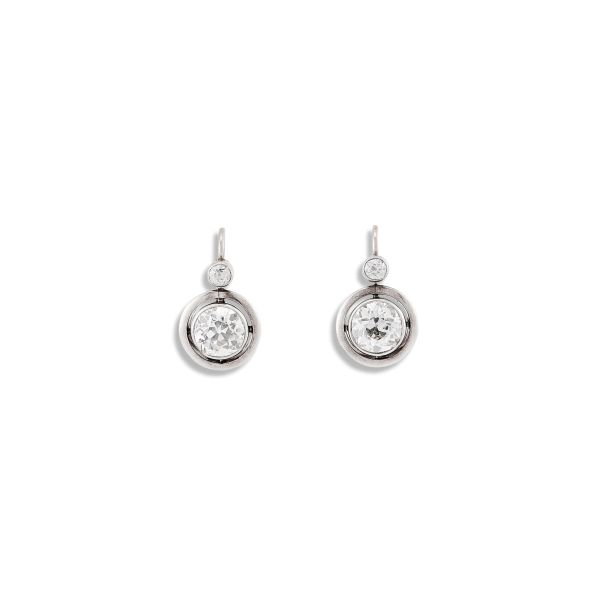 



DIAMOND DROP EARRINGS IN GOLD AND SILVER 