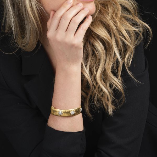 BRACCIALE RIGIDO A FASCIA CON DIAMANTI