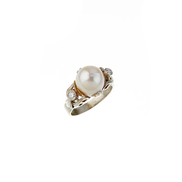 



PEARL AND DIAMOND RING IN 18KT WHITE GOLD