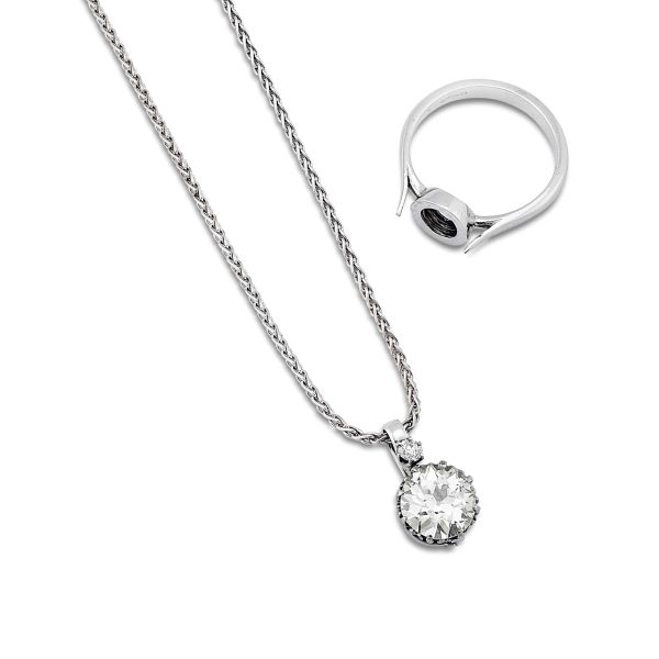 



DIAMOND SOLITAIRE RING WITH A NECKLACE IN 18KT WHITE GOLD