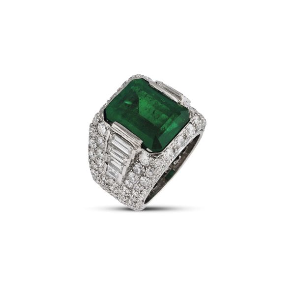 BIG EMERALD AND DIAMOND RING IN 18KT WHITE GOLD