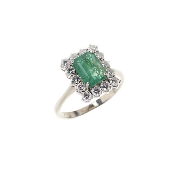 



EMERALD AND DIAMONDS RING