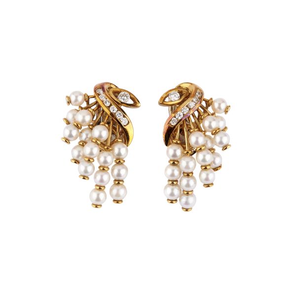 



PEARL AND DIAMOND CLUSTER EARRINGS IN 18KT YELLOW GOLD