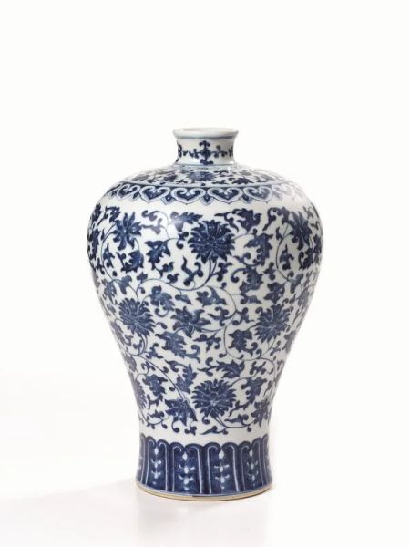 Vaso Meiping, Cina sec. XX, in porcellana bianca e blu decorato a motivi floreali, alt. cm 33,5