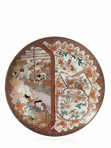 Grande piatto kutani, Giappone sec. XIX, finemente decorato a insieme di figure, uccelli del paradiso e fiori, il bordo a motivi geometrici, diam cm 62