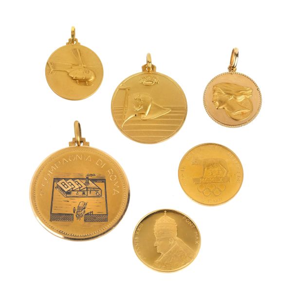 



GROUP OF MEDALS IN 18KT YELLOW GOLD