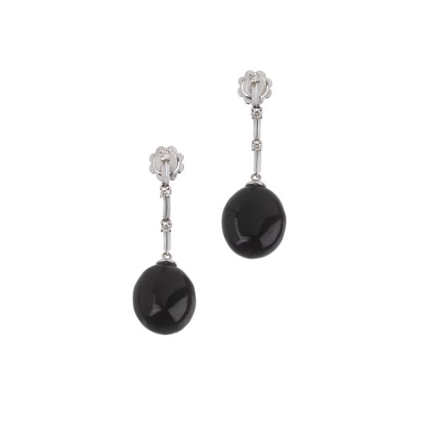 



ONYX AND DIAMOND DROP EARRINGS IN 18KT WHITE GOLD