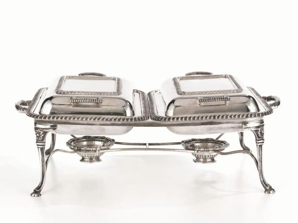  Scaldavivande,  in metallo argentato composto di base a due fornellini poggiante su quattro gambe mosse ed una coppia di legumiere rettangolari con bordi a cordonetto  complete di coperchi, cm 50x30x17 