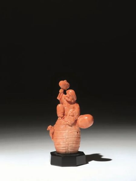 Intaglio Cina sec. XIX-XX, in corallo raffigurante personaggio seduto su&nbsp;&nbsp;