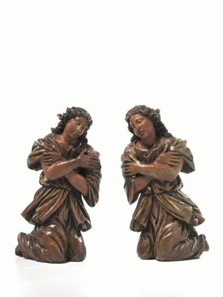  Coppia di sculture, fine sec. XVIII,  Angeli genuflessi, in legno scolpito, alt. cm 24,  policromia di epoca posteriore  (2)                               