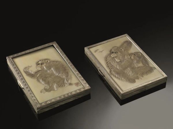 Coppia di scatoline porta sigarette, Giappone sec. XIX-XX, in avorio e argento il coperchio decorato con due scimmie, cm 7,5x10,3