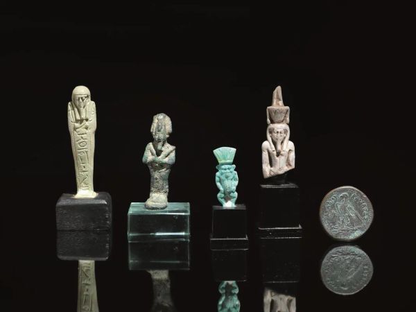  Lotto di oggetti egizi                                                      