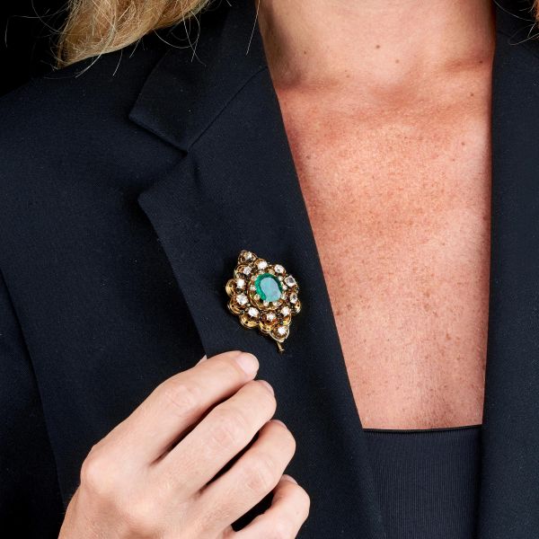SPILLA CON SMERALDO E DIAMANTI