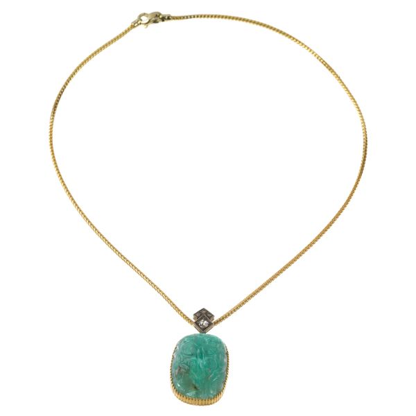 



NECKLACE WITH AN EMERALD PENDANT IN GOLD AND SILVER
