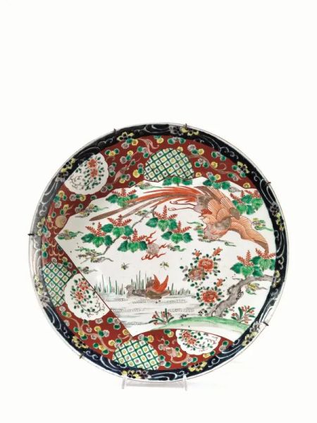  Piatto Giappone sec. XIX - XX,  in porcellana policroma decorato con volatili in un paesaggio lacustre diam. cm 46 