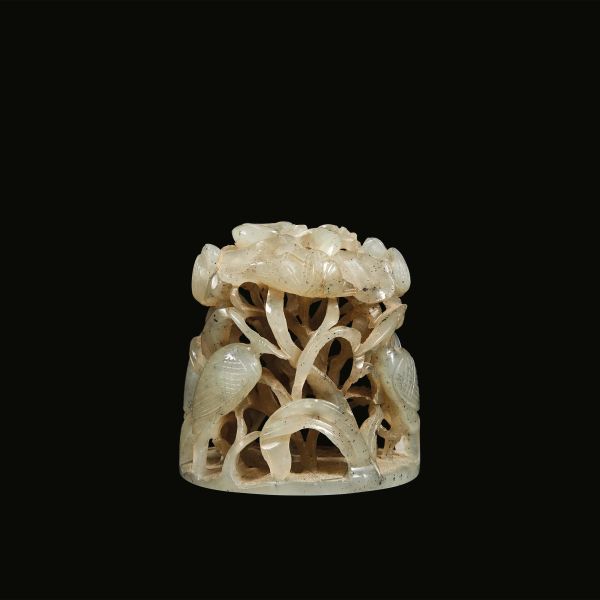 



INTAGLIO IN GIADA CON VOLUTE DI RAMI E FOGLIE, CINA, DINASTIA YUAN-MING, SEC. XIV-XV