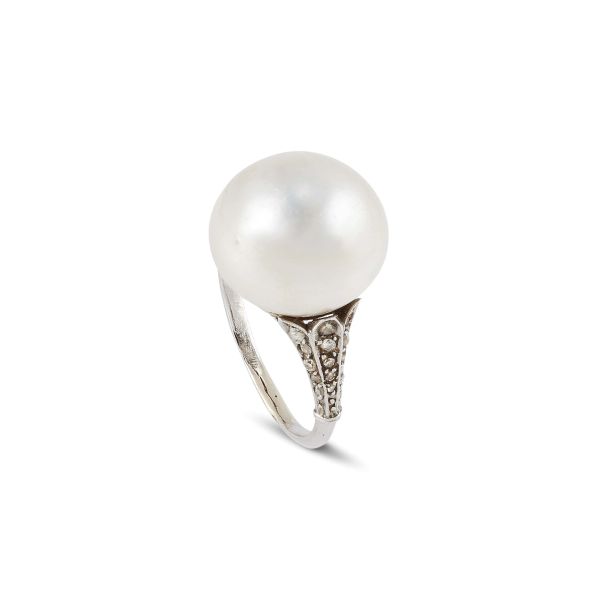 



NATURAL PEARL AND DIAMOND RING IN PLATINUM
