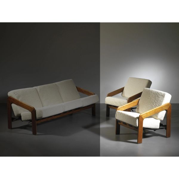 TWO ARMCHAIRS, WOODEN AND LEATHER STRUCTURE, WHITE FABRIC CUSHIONS UPHOLSTERED 