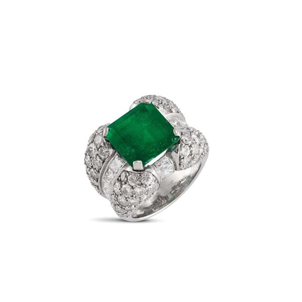 



EMERALD AND DIAMOND BAND RING IN 18KT WHITE GOLD