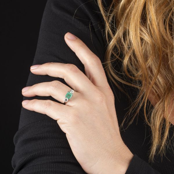 ANELLO CON SMERALDO E DIAMANTI