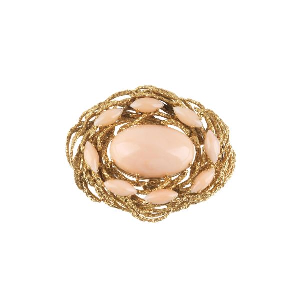 ROSE CORAL BROOCH IN 18KT YELLOW GOLD
