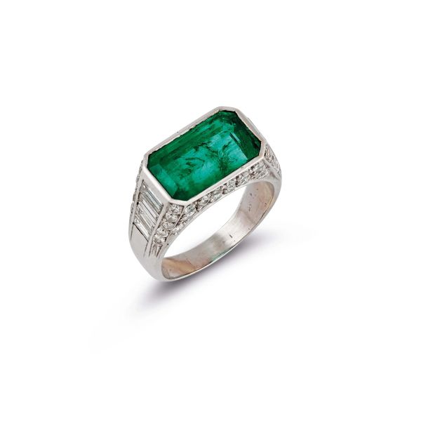 



EMERALD AND DIAMOND RING