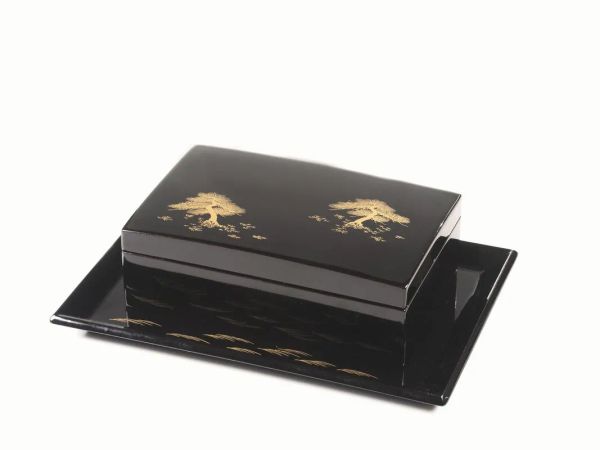 Scatola porta tabacco e piccolo vassoio , Giappone sec. XX, in lacca nera con decori in oro, firmata &lsquo;Zohiko&rsquo;, vassoio cm 18x12,5, scatola 13x8,5 (2)
