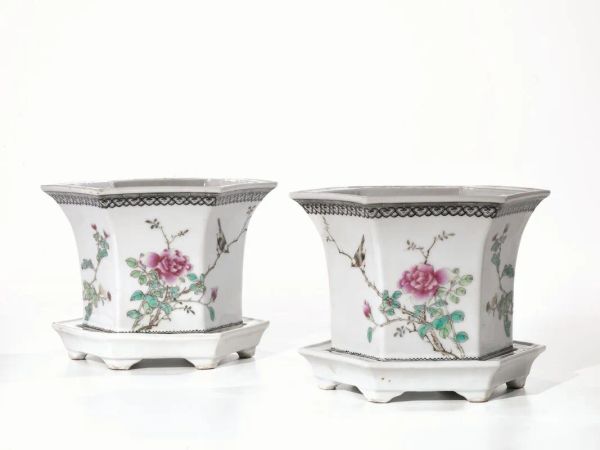Coppia di vasetti con piattino Cina sec. XX, in porcellana policroma, dalla forma esagonale decorati con fiori (4)