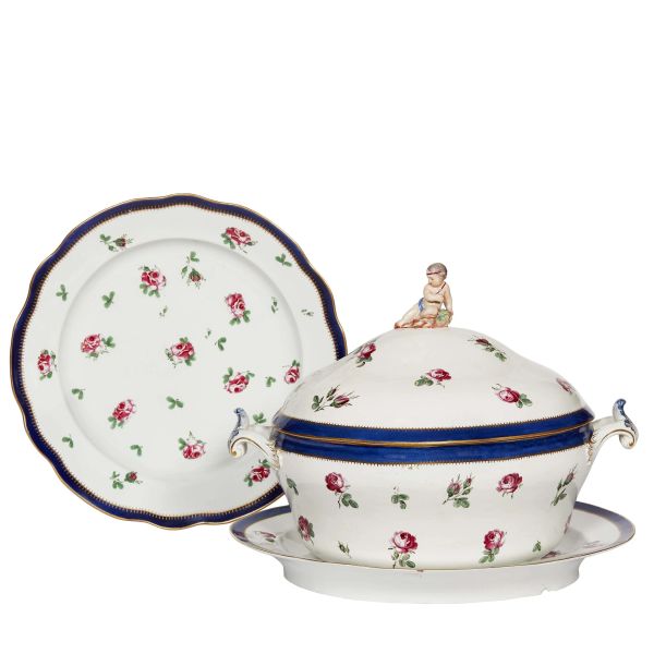 A TUREEN WITH PRESENTATION BOWL AND LARGE PLATE, DOCCIA, GINORI MANUFACTORY, LAST QUARTER 18TH CENTURY