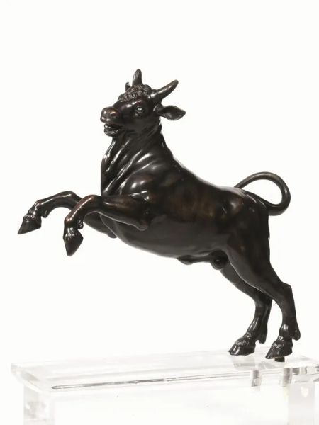  Scultura, scuola fiamminga, sec. XVII , in bronzo, modellata come un  toro rampante alla maniera di Adriaen de Vrries, patina marrone-rossastro, cm 29x30, montato su base in plexiglass