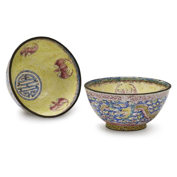 



A PAIR OF PAINTED ENAMEL BOWLS, CHINA, QING DYNASTY, SEC. XVIII