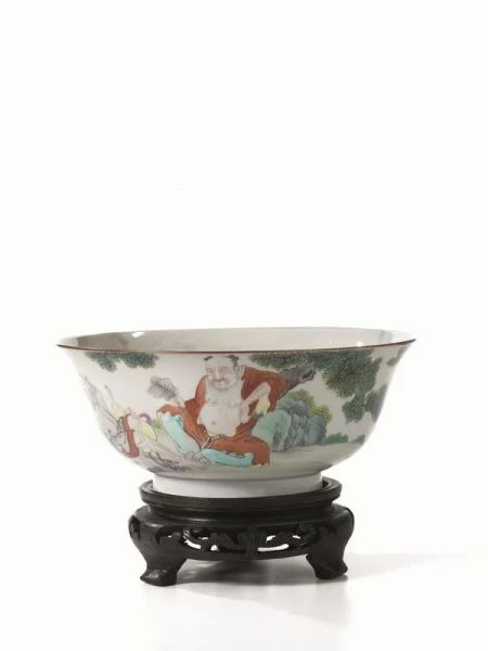  Ciotola Cina dinastia Qing, sec. XVIII , in porcellana finemente decorata con figure di saggi, reca marchio Qianlong (1736-1795), diam. cm 19,2 , restauri 