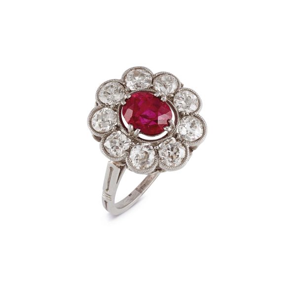 



DAISY RING WITH BURMESE RUBY AND DIAMONDS