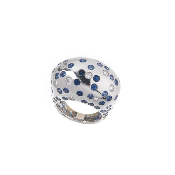 SAPPHIRE AND DIAMOND DOMED RING IN 18KT WHITE GOLD