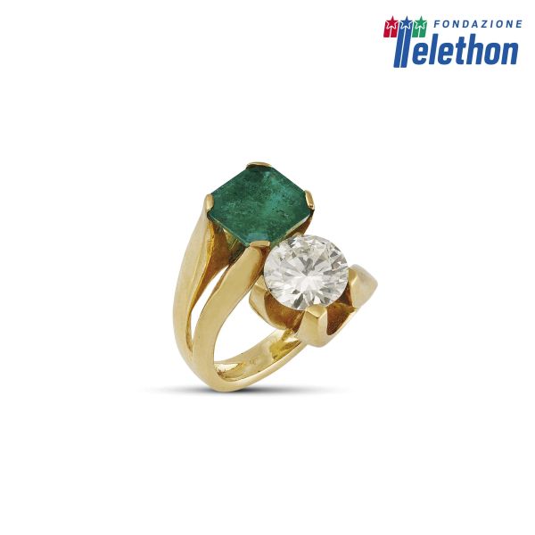 CONTRARIE EMERALD AND DIAMOND RING IN 18KT YELLOW GOLD