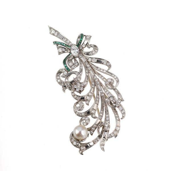 



PEARL DIAMOND AND EMERALD FEATHER SHAPED BROOCH IN 18KT WHITE GOLD