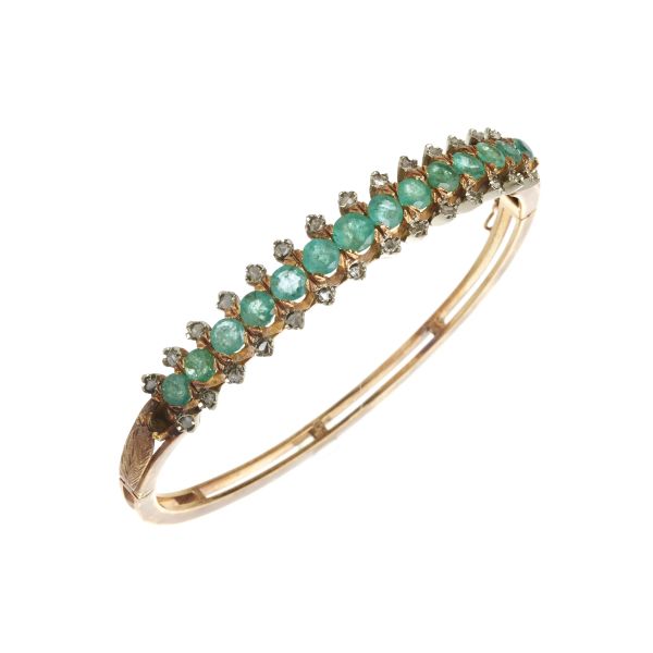 



EMERALD AND DIAMOND BANGLE BRACELET IN 18KT YELLOW GOLD&nbsp; 