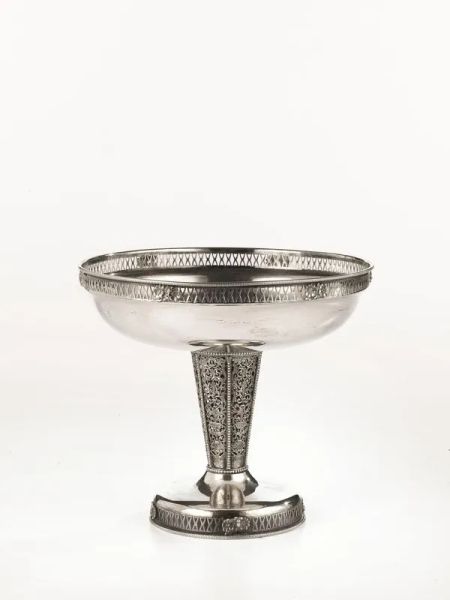  Alzata da dolci, sec. XX,  in argento, fusto traforato a candelabra, bordo decorato da motivi romboidali, alt. cm 21g 700