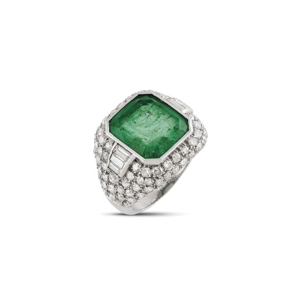 



EMERALD AND DIAMOND BAND RING IN 18KT WHITE GOLD