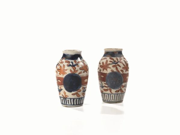 Coppia di vasi , Giappone, secc. XIX-XX in porcellana Imari decorata a&nbsp;&nbsp;&nbsp;&nbsp;