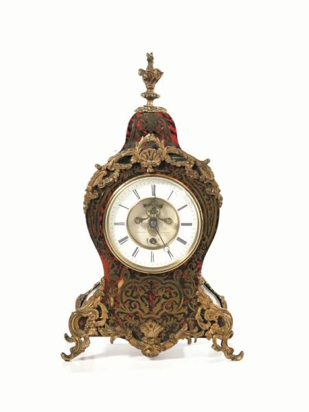  Orologio da tavolo, sec. XX,  cassa sagomata in legno e metallo dorato in stile Boulle, alt. cm 37,  meccanismo da revisionare       