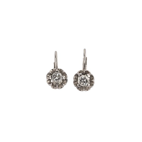 DIAMOND FLORAL EARRINGS IN 18KT WHITE GOLD